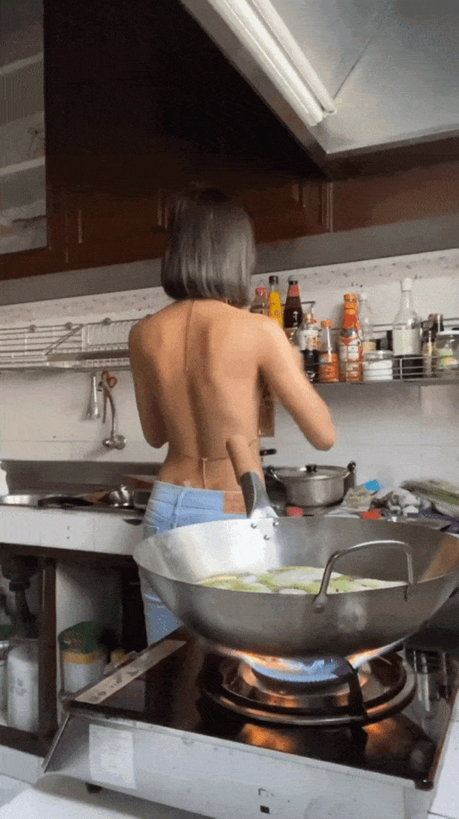 Thánh nữ mặt mộc thái lan khoe lưng trần khi vào bếp khiến dân mạng ngỡ ngàng