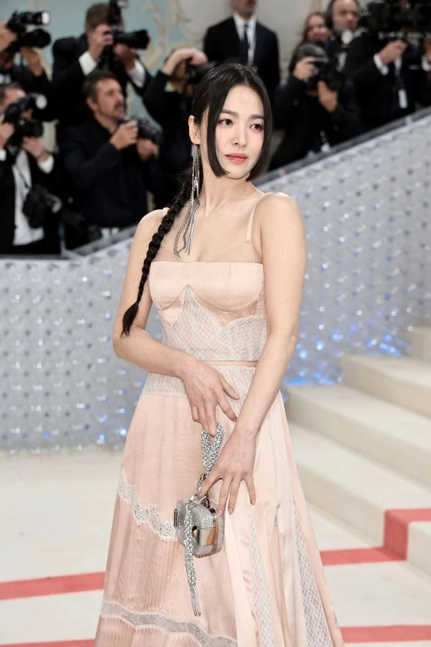 Chiếc váy dạ hội chứa đầy sự tinh tế của song hye kyo