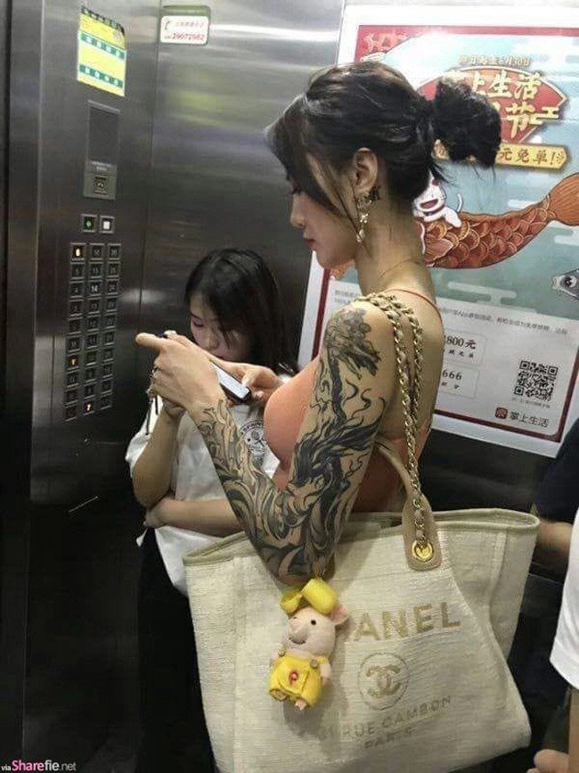 hot girl xăm trổ nổi tiếng vì bị chụp lén trong thang máy