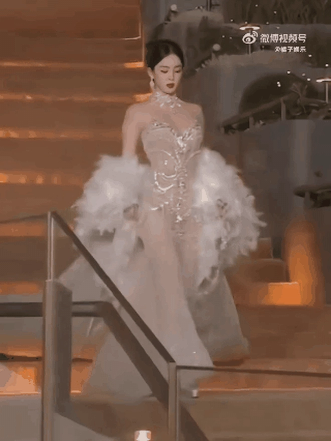 Chiếc váy của ntk việt thống lĩnh hot search weibo