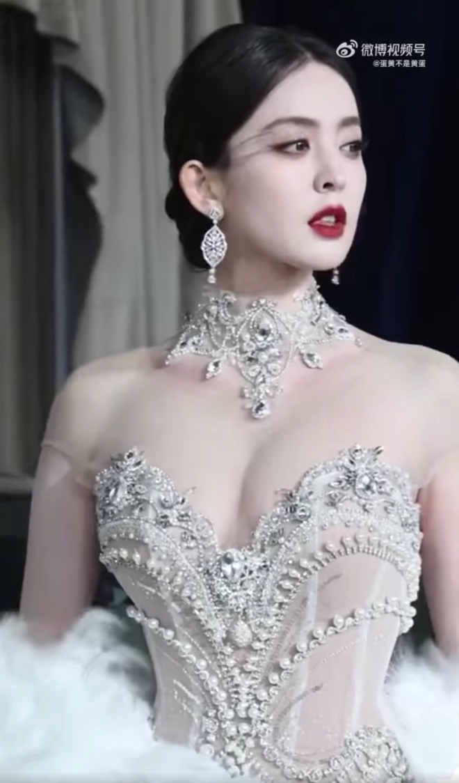 Chiếc váy của ntk việt thống lĩnh hot search weibo