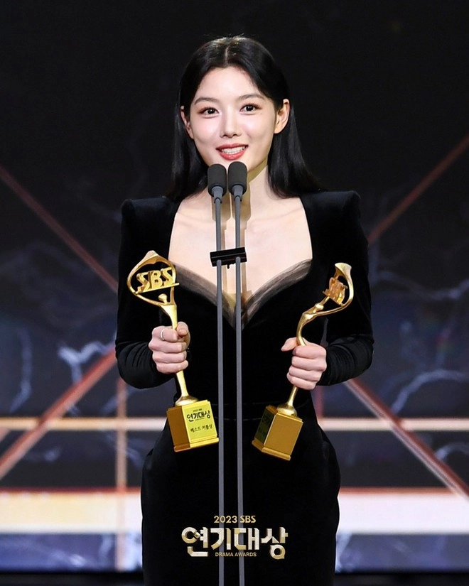 Kim yoo jung khoe vòng eo nhỏ khó tin tại sbs drama awards 2023