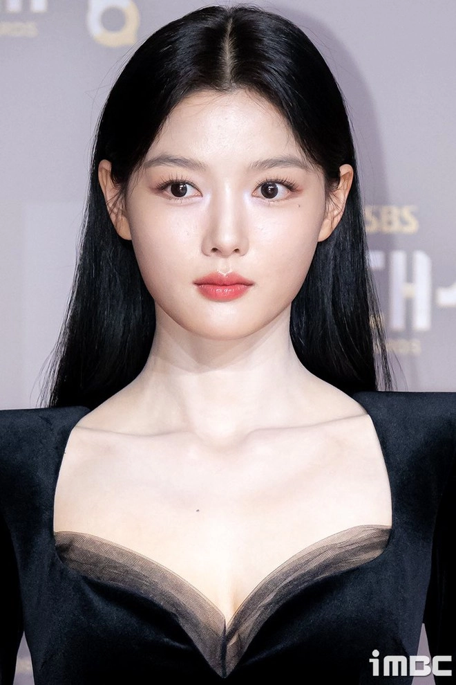 Kim yoo jung khoe vòng eo nhỏ khó tin tại sbs drama awards 2023