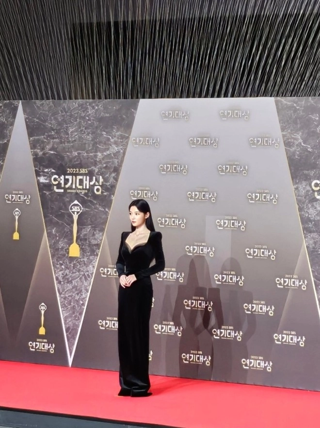 Kim yoo jung khoe vòng eo nhỏ khó tin tại sbs drama awards 2023