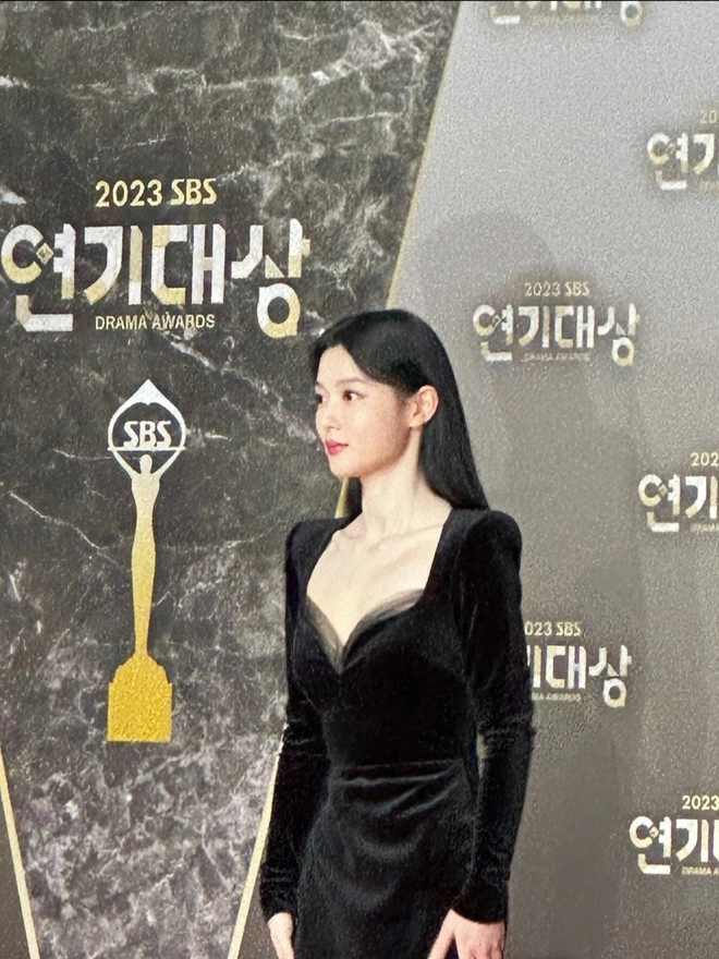 Kim yoo jung khoe vòng eo nhỏ khó tin tại sbs drama awards 2023