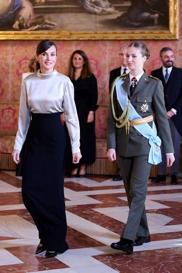 Nữ vương tương lai của tây ban nha đĩnh đạc trong bộ quân phục hoàng gia