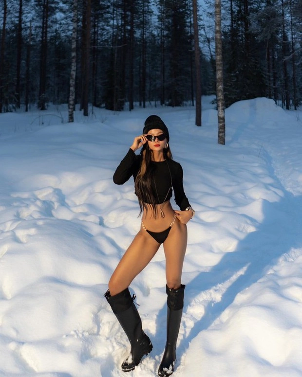 Hhen niê diện bikini giữa trời tuyết trắng xoá 