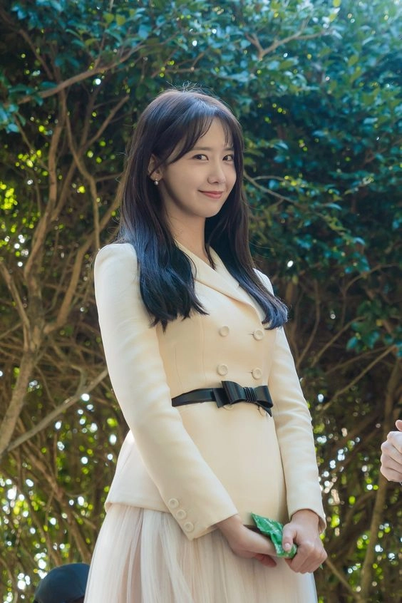 Kim ji won yoona hoá quý cô thanh lịch với mẫu áo blazer trắng