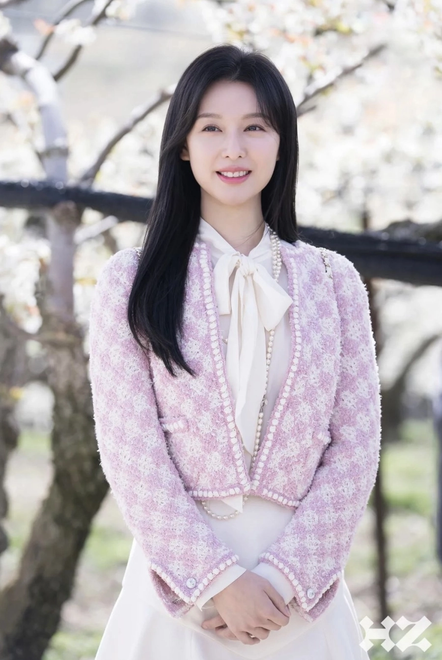 Kim ji won yoona hoá quý cô thanh lịch với mẫu áo blazer trắng