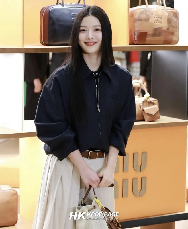Kim yoo jung nhẹ nhàng ghi điểm tại sự kiện trong set đồ casual