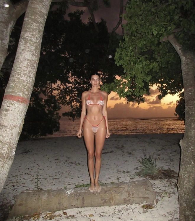 5 chị em kardashian - jenner diện bikini thiêu đốt mọi ánh nhìn