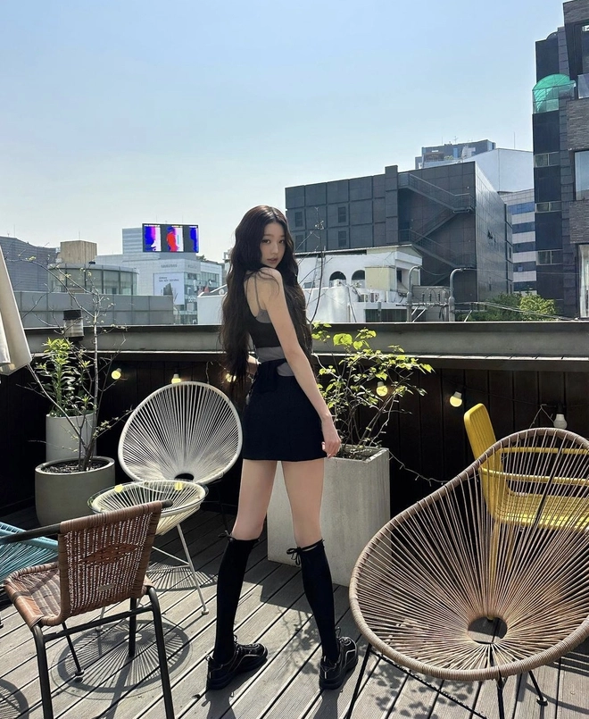 Outfit độc lạ được jang wonyoung diện trên đường đến music bank 