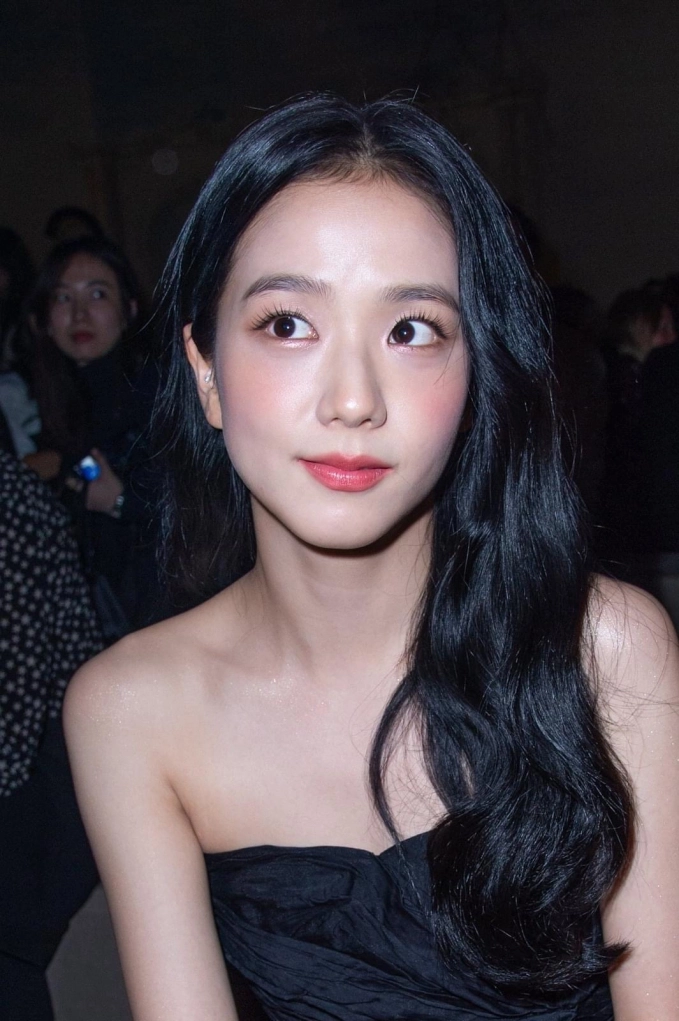 Nhan sắc ấn tượng của jisoo trong mv mới