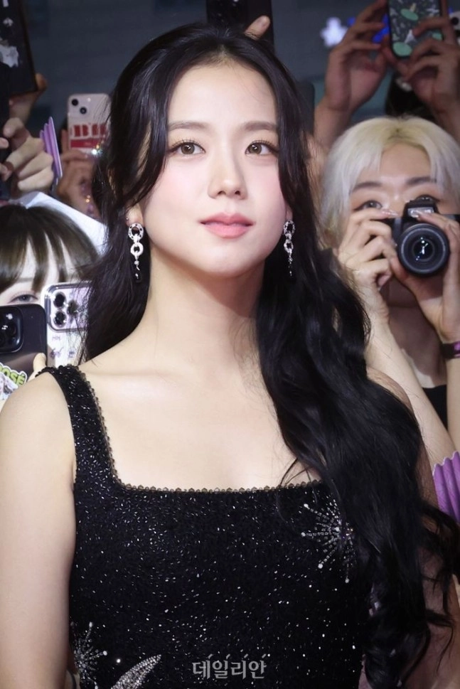 Nhan sắc ấn tượng của jisoo trong mv mới