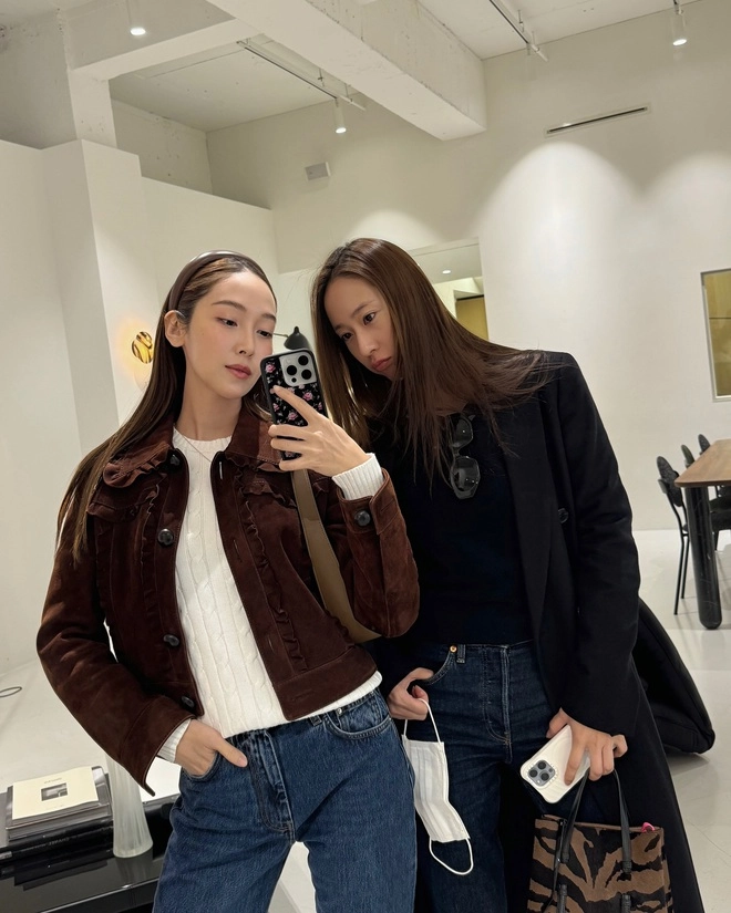 Cặp chị em con nhà giàu chỉ thích mặc đồ đơn giản đi dạo phố- Ảnh 1. Phong cách thời trang đơn giản của chị em jessica krystal