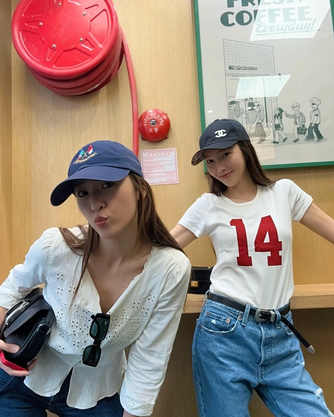 Cặp chị em con nhà giàu chỉ thích mặc đồ đơn giản đi dạo phố- Ảnh 2. Phong cách thời trang đơn giản của chị em jessica krystal