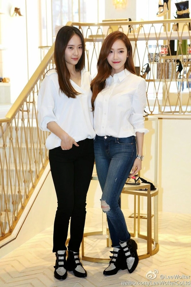 Cặp chị em con nhà giàu chỉ thích mặc đồ đơn giản đi dạo phố- Ảnh 3. Phong cách thời trang đơn giản của chị em jessica krystal