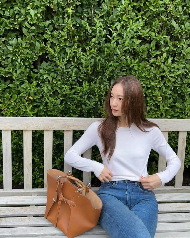 Cặp chị em con nhà giàu chỉ thích mặc đồ đơn giản đi dạo phố- Ảnh 12. Phong cách thời trang đơn giản của chị em jessica krystal