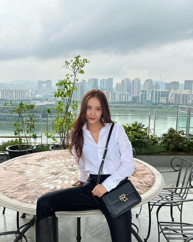 Cặp chị em con nhà giàu chỉ thích mặc đồ đơn giản đi dạo phố- Ảnh 13. Phong cách thời trang đơn giản của chị em jessica krystal