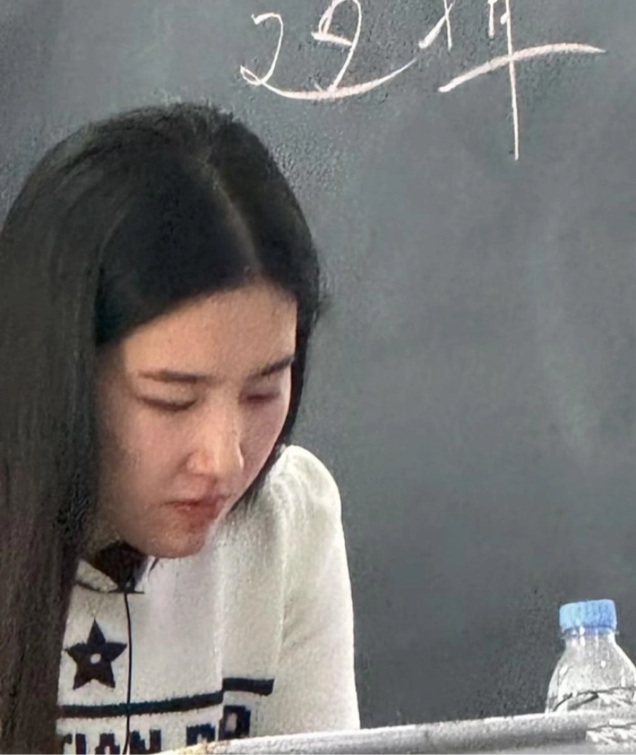 Giảng viên Đại học mặc áo Dior 60 triệu đi dạy: Sao giống hệt Lưu Diệc Phi thế này- Ảnh 2. Cô giáo giống hệt lưu diệc phi nổi rần rần trên mxh