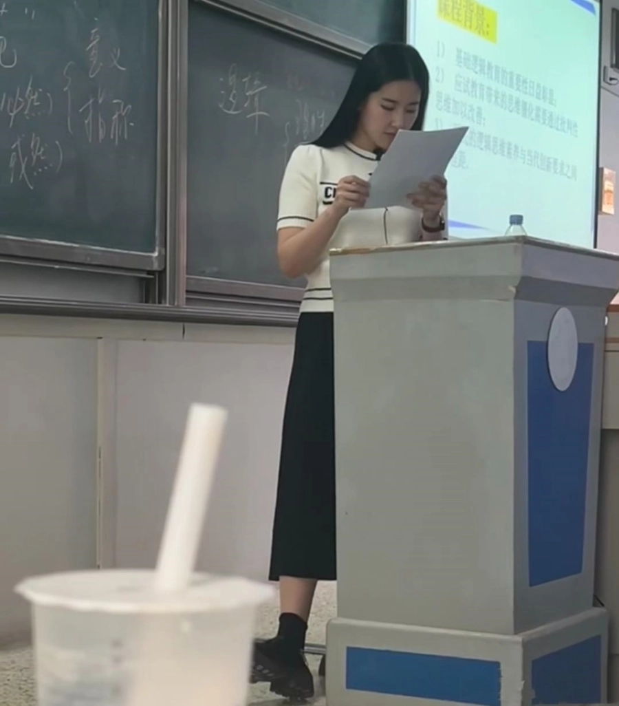 Giảng viên Đại học mặc áo Dior 60 triệu đi dạy: Sao giống hệt Lưu Diệc Phi thế này- Ảnh 3. Cô giáo giống hệt lưu diệc phi nổi rần rần trên mxh