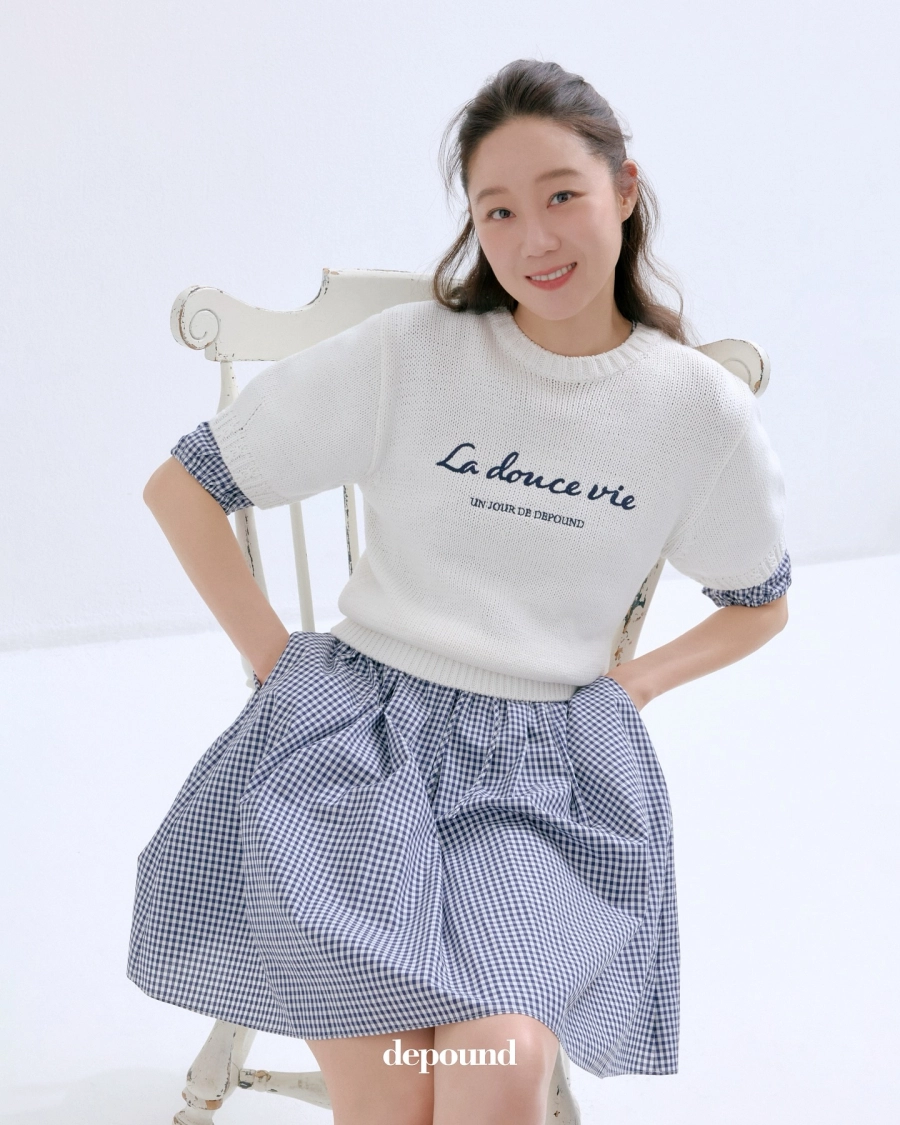 Kỳ lạ nữ diễn viên 45 tuổi làm nàng thơ của brand dành cho giới trẻ vẫn siêu hợp, style U50 đâu cần đứng dáng quá!- Ảnh 1. Gong hyo jin biến hóa phong cách với các item thoải mái và năng động