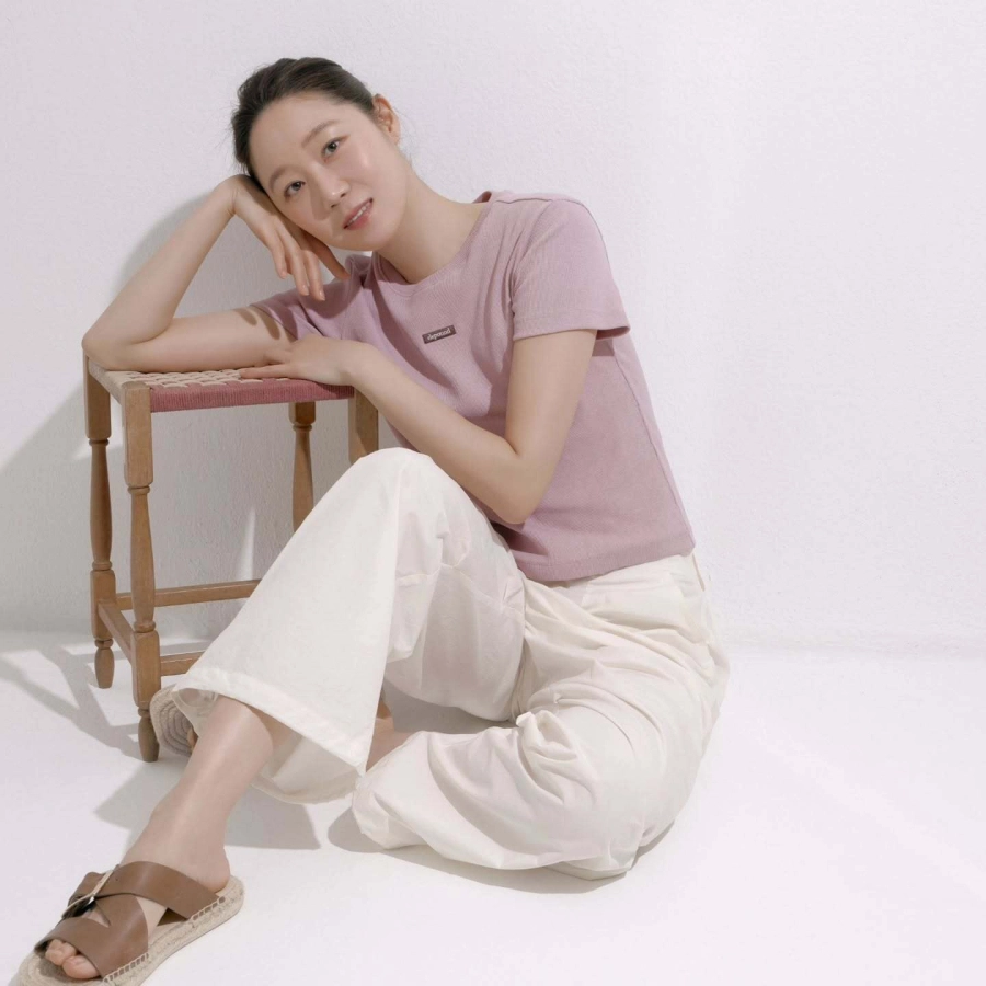 Kỳ lạ nữ diễn viên 45 tuổi làm nàng thơ của brand dành cho giới trẻ vẫn siêu hợp, style U50 đâu cần đứng dáng quá!- Ảnh 2. Gong hyo jin biến hóa phong cách với các item thoải mái và năng động