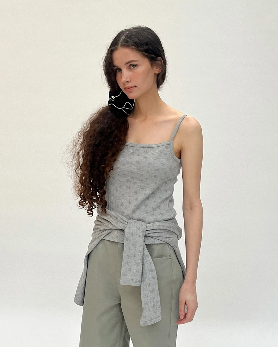 Kỳ lạ nữ diễn viên 45 tuổi làm nàng thơ của brand dành cho giới trẻ vẫn siêu hợp, style U50 đâu cần đứng dáng quá!- Ảnh 5. Gong hyo jin biến hóa phong cách với các item thoải mái và năng động