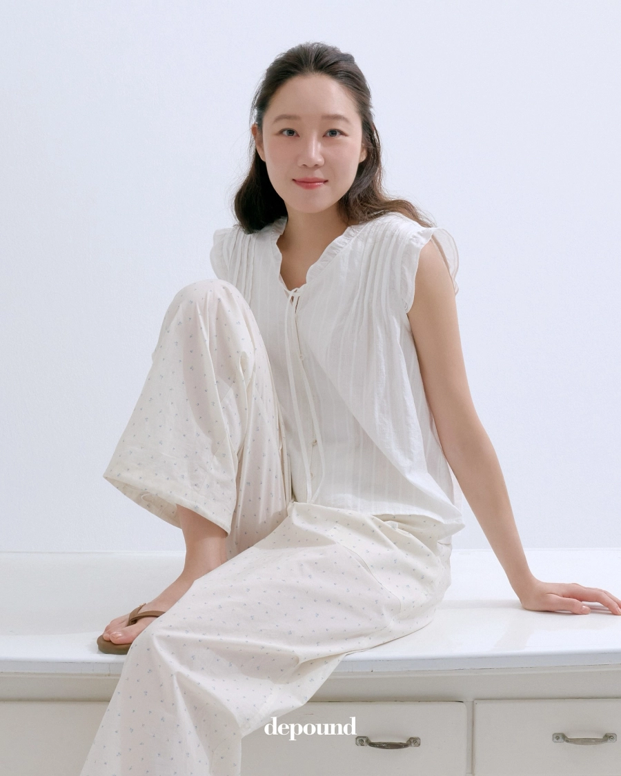 Kỳ lạ nữ diễn viên 45 tuổi làm nàng thơ của brand dành cho giới trẻ vẫn siêu hợp, style U50 đâu cần đứng dáng quá!- Ảnh 8. Gong hyo jin biến hóa phong cách với các item thoải mái và năng động