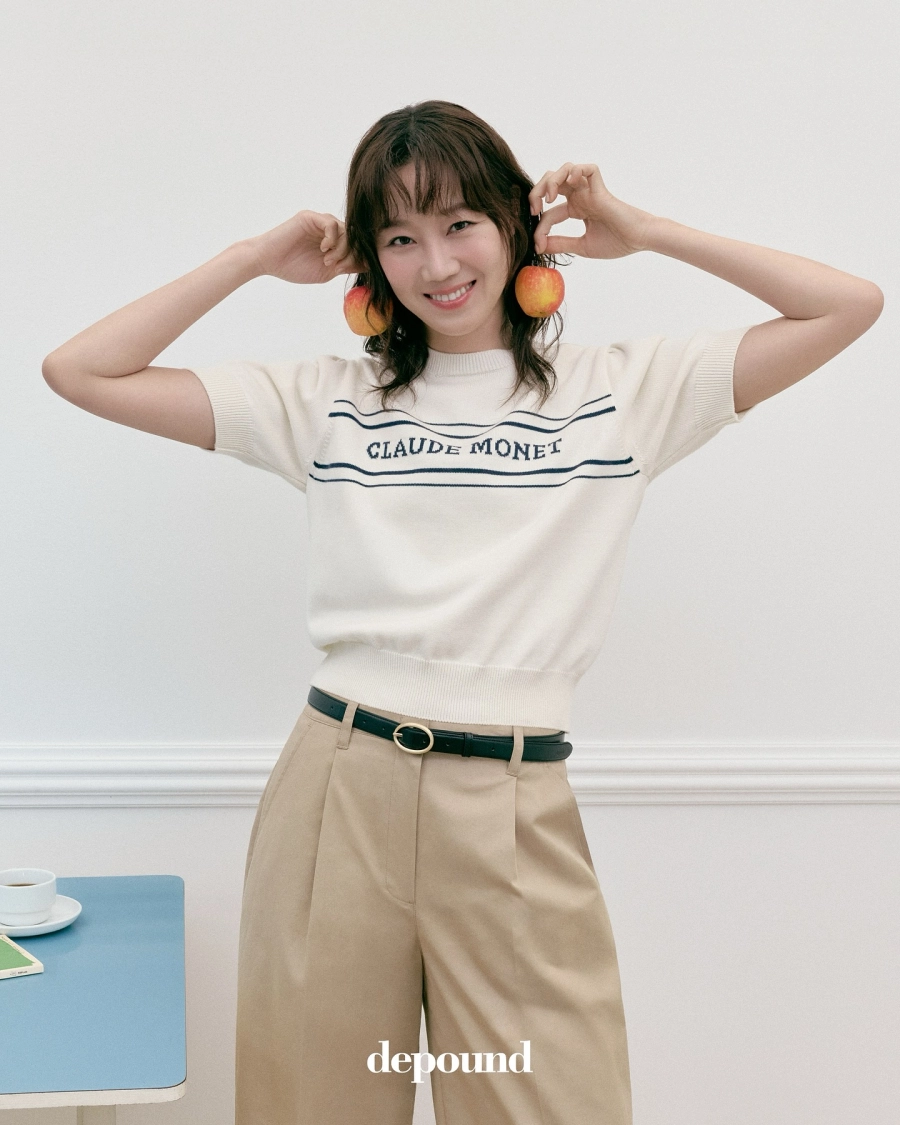 Kỳ lạ nữ diễn viên 45 tuổi làm nàng thơ của brand dành cho giới trẻ vẫn siêu hợp, style U50 đâu cần đứng dáng quá!- Ảnh 12. Gong hyo jin biến hóa phong cách với các item thoải mái và năng động
