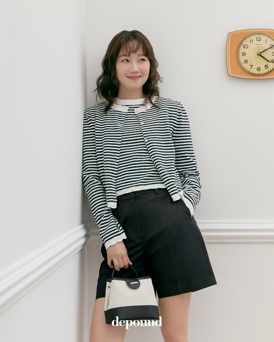 Kỳ lạ nữ diễn viên 45 tuổi làm nàng thơ của brand dành cho giới trẻ vẫn siêu hợp, style U50 đâu cần đứng dáng quá!- Ảnh 14. Gong hyo jin biến hóa phong cách với các item thoải mái và năng động