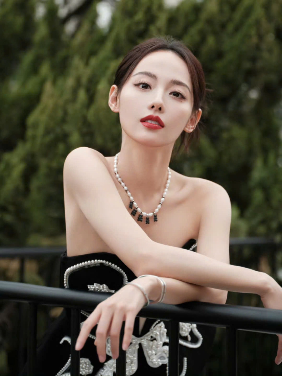 Nhan sắc trương gia nghê khiến dân tình choáng ngợp