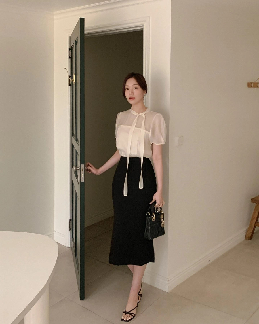 10 cách mặc chân váy suông tới công sở chuẩn thanh lịch, nhưng vẫn rất trẻ trung- Ảnh 3. Diện chân váy suông tới công sở