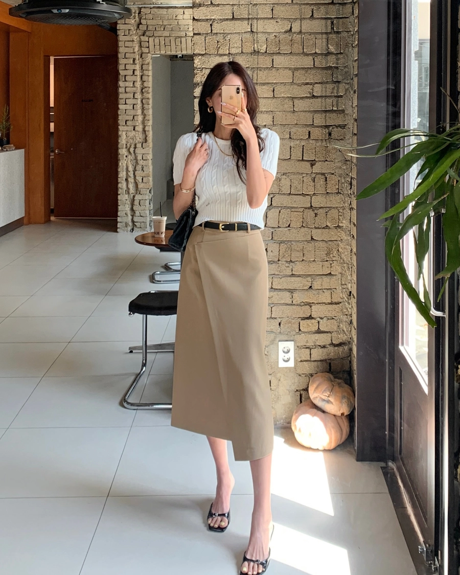10 cách mặc chân váy suông tới công sở chuẩn thanh lịch, nhưng vẫn rất trẻ trung- Ảnh 7. Diện chân váy suông tới công sở