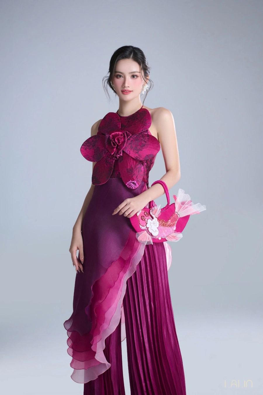 Hoa hậu ý nhi dịu dáng với mẫu áo dài cách điệu hoa 3d