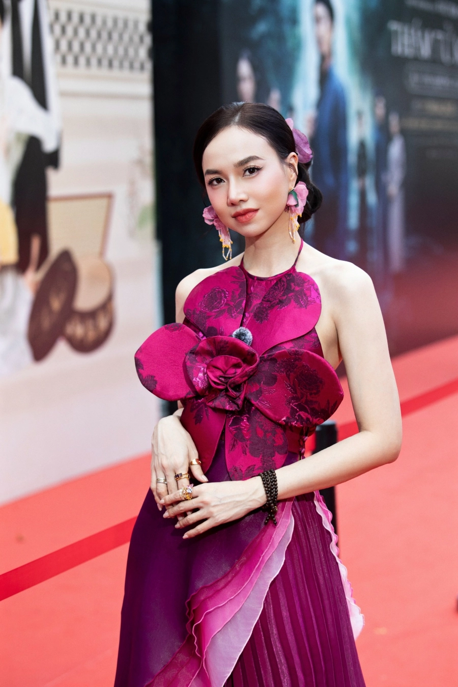 Hoa hậu ý nhi dịu dáng với mẫu áo dài cách điệu hoa 3d