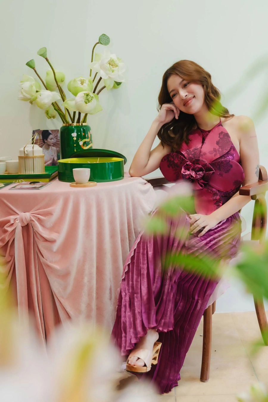 Hoa hậu ý nhi dịu dáng với mẫu áo dài cách điệu hoa 3d