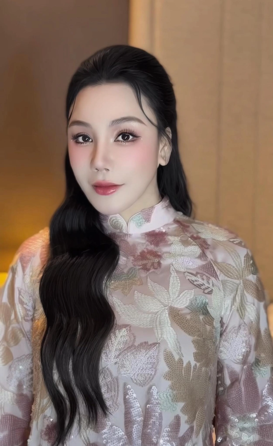 Hồ Quỳnh Hương và những lần diện áo dài khiến fan Ngắm hồ quỳnh hương xinh đẹp trong những lần diện áo dài