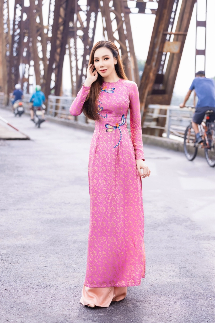 Hồ Quỳnh Hương và những lần diện áo dài khiến fan Ngắm hồ quỳnh hương xinh đẹp trong những lần diện áo dài