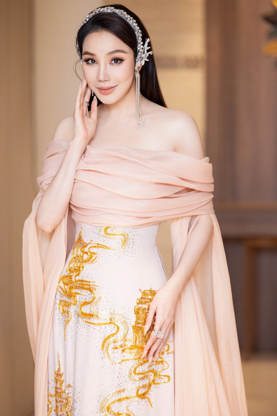 Hồ Quỳnh Hương và những lần diện áo dài khiến fan Ngắm hồ quỳnh hương xinh đẹp trong những lần diện áo dài