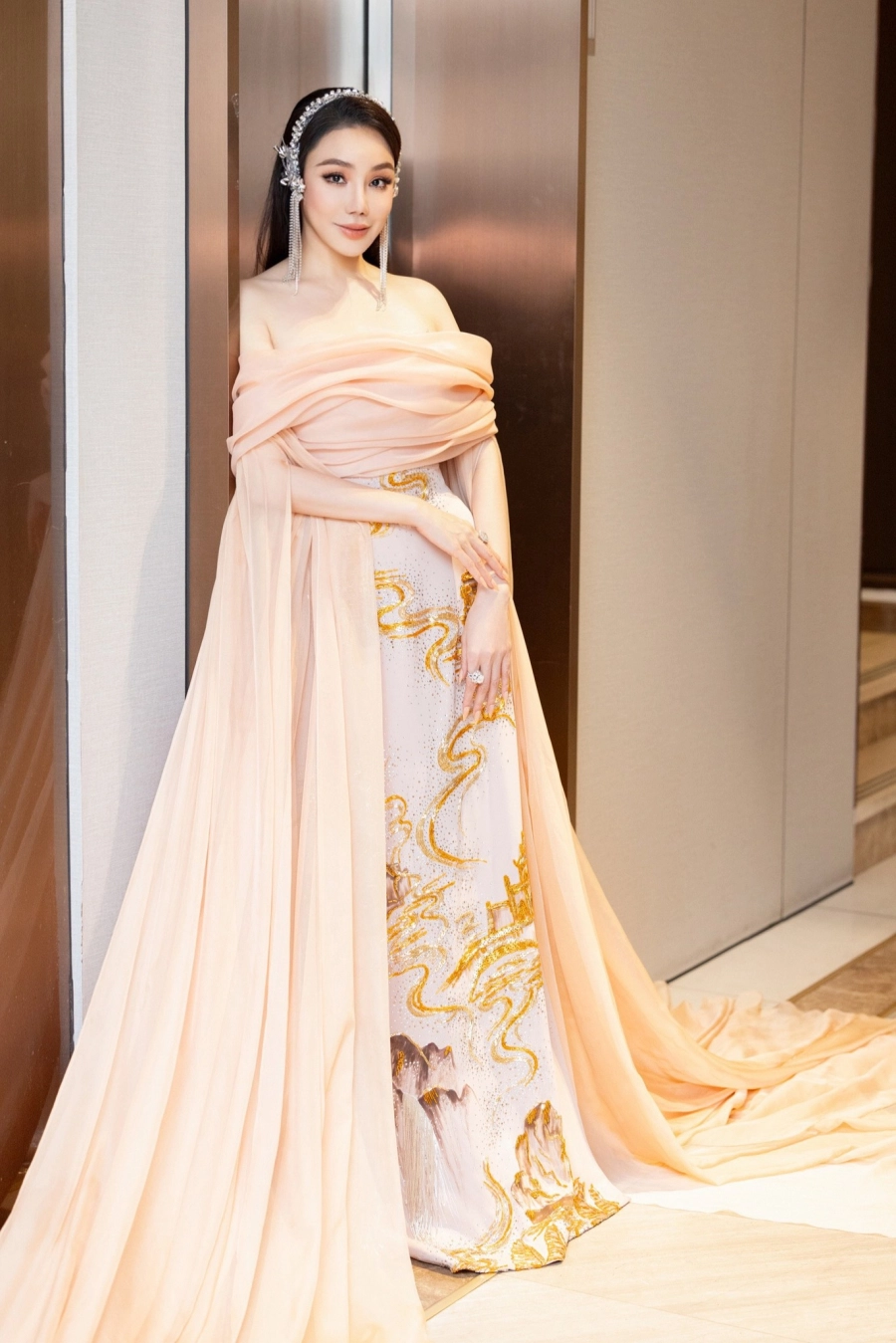 Hồ Quỳnh Hương và những lần diện áo dài khiến fan Ngắm hồ quỳnh hương xinh đẹp trong những lần diện áo dài