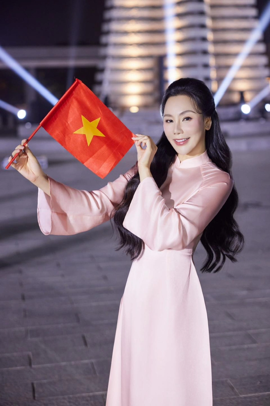 Hồ Quỳnh Hương và những lần diện áo dài khiến fan Ngắm hồ quỳnh hương xinh đẹp trong những lần diện áo dài