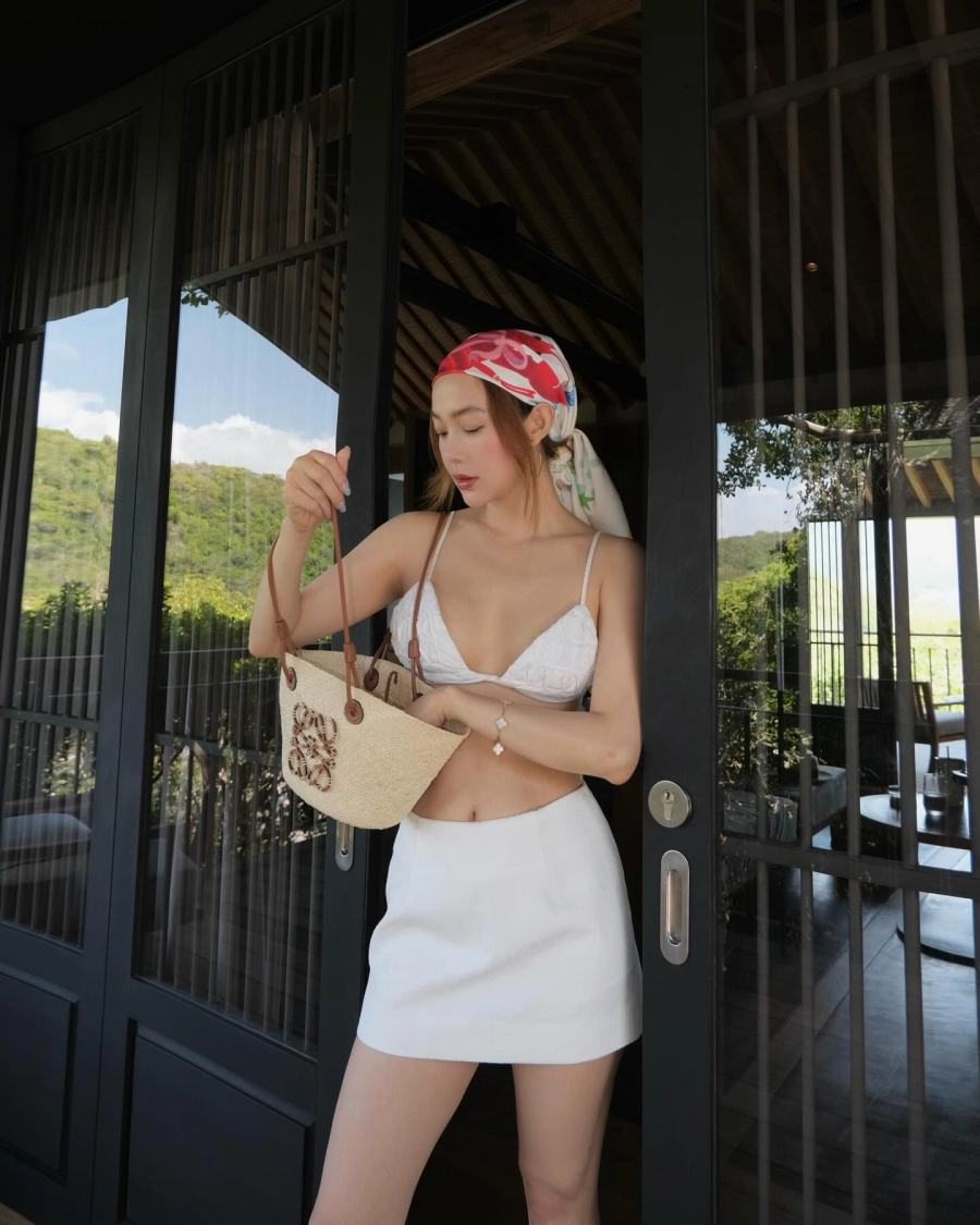 Tham khảo thời trang đi du lịch của ca sĩ diễn viên minh hằng