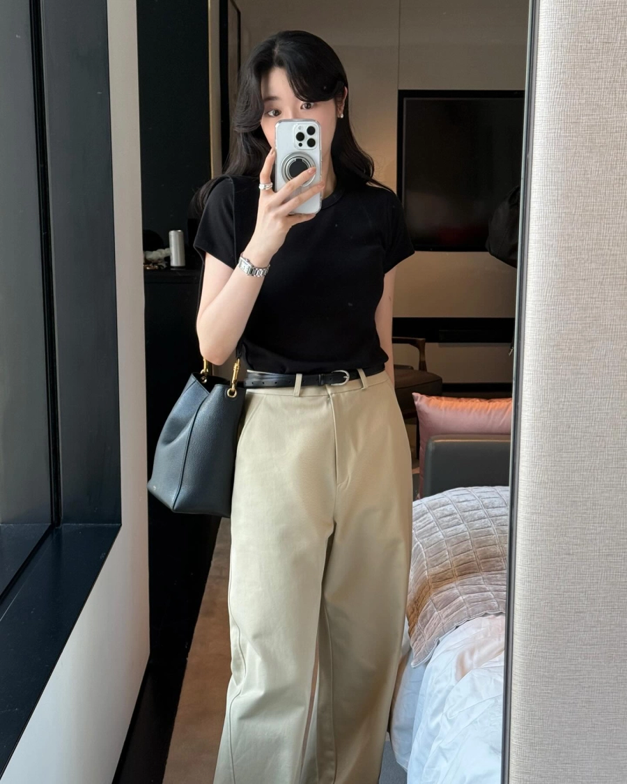 Đừng phối đồ cầu kỳ, chị em mặc áo thun theo 10 cách tối giản là sang trọng mọi lúc mọi nơi- Ảnh 1. 10 cách tối giản giúp chị em diện áo thun sang xịn mịn