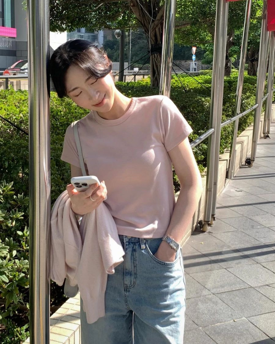 Đừng phối đồ cầu kỳ, chị em mặc áo thun theo 10 cách tối giản là sang trọng mọi lúc mọi nơi- Ảnh 2. 10 cách tối giản giúp chị em diện áo thun sang xịn mịn