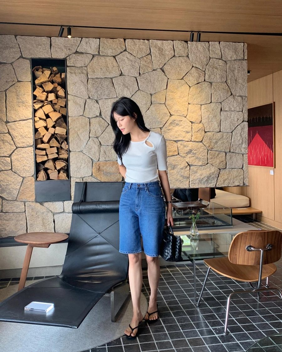Đừng phối đồ cầu kỳ, chị em mặc áo thun theo 10 cách tối giản là sang trọng mọi lúc mọi nơi- Ảnh 7. 10 cách tối giản giúp chị em diện áo thun sang xịn mịn
