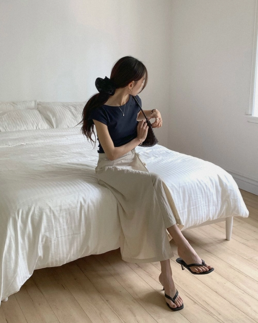 Đừng phối đồ cầu kỳ, chị em mặc áo thun theo 10 cách tối giản là sang trọng mọi lúc mọi nơi- Ảnh 8. 10 cách tối giản giúp chị em diện áo thun sang xịn mịn