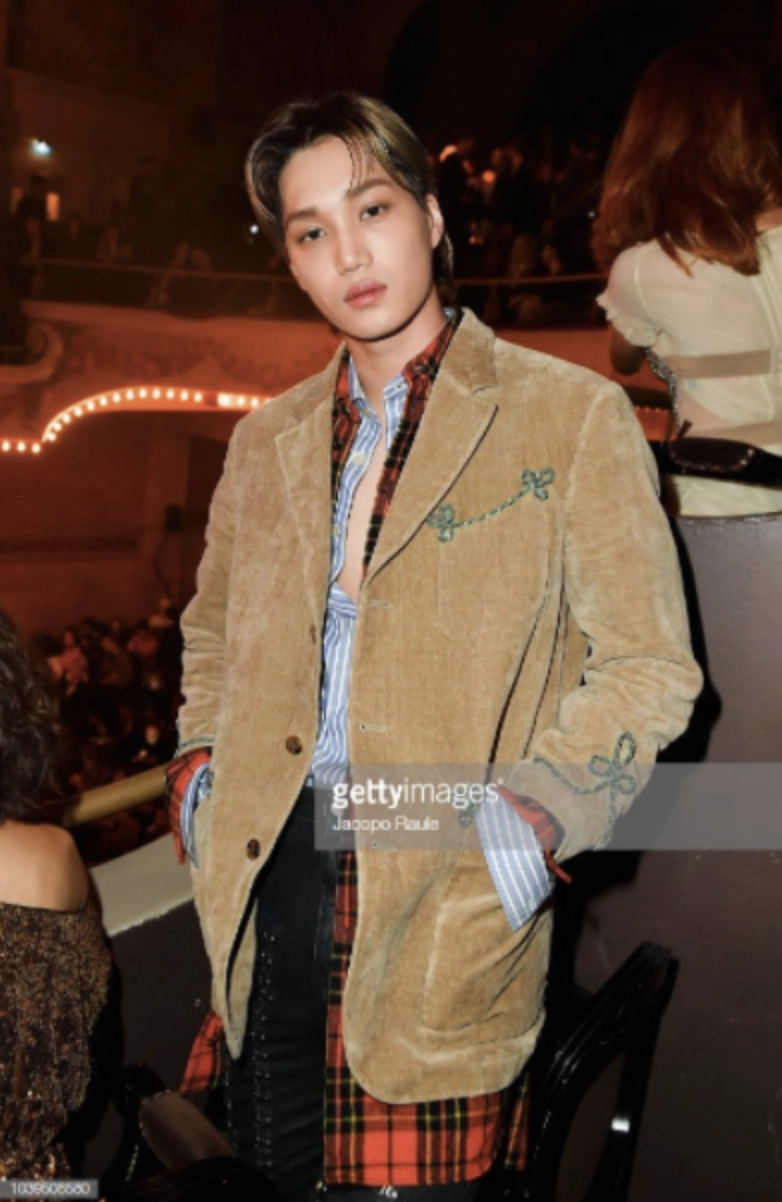 Kai exo xuất hiện gây náo loạn show prada