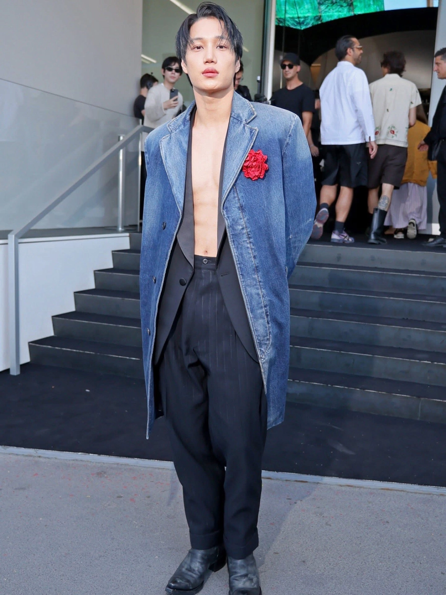 Kai exo xuất hiện gây náo loạn show prada