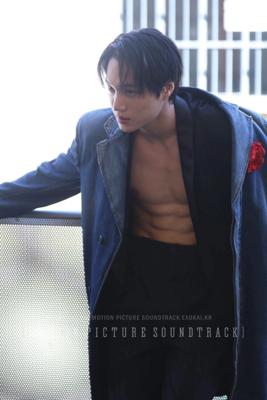 Kai exo xuất hiện gây náo loạn show prada